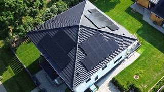 Dach mit Photovoltaikanlage