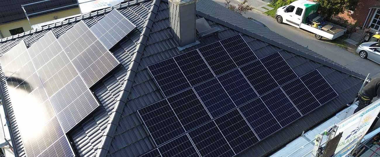 Dach mit PV-Modulen Dach mit installierten PV-Modulen